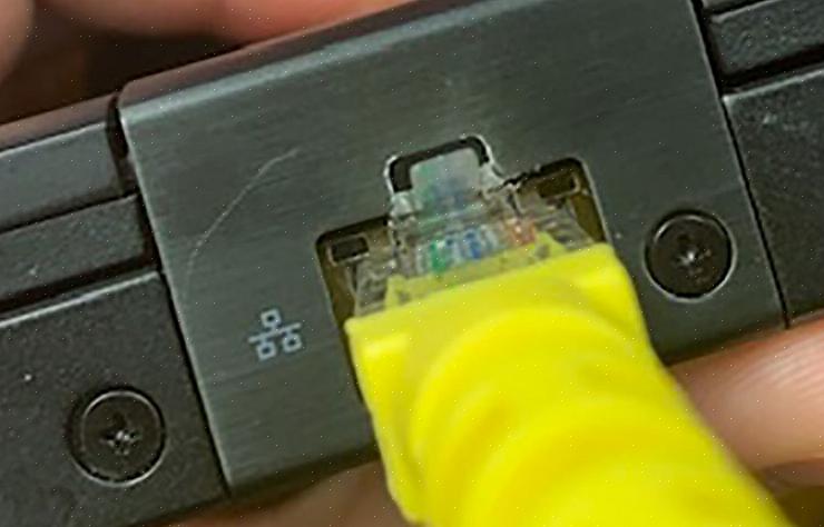 Ethernet-kaapelin leveä muovinen liitinpää mahtuu vain tiettyyn porttiin joko tietokoneella