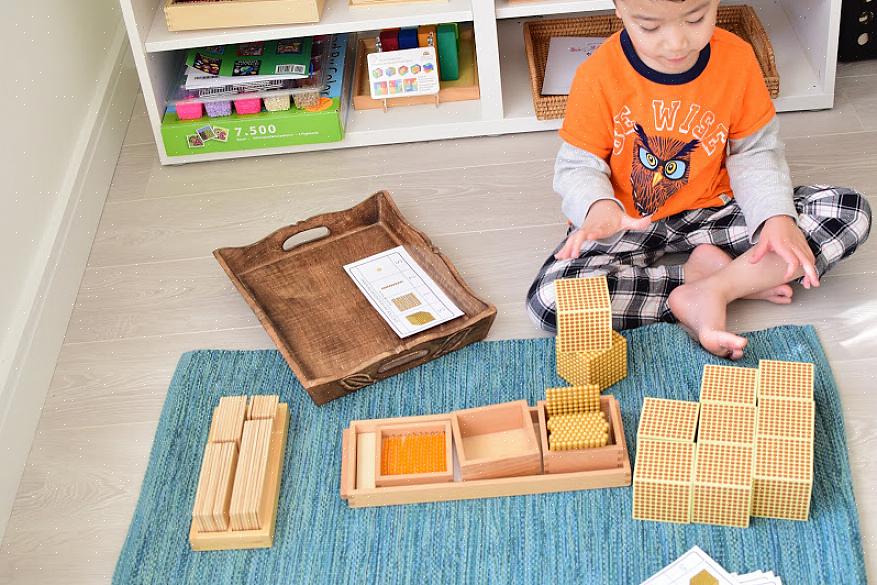 Nämä ovat vaiheet opettamaan oppilaan vähennyslasku käyttämällä Montessorin kultaisia helmiä