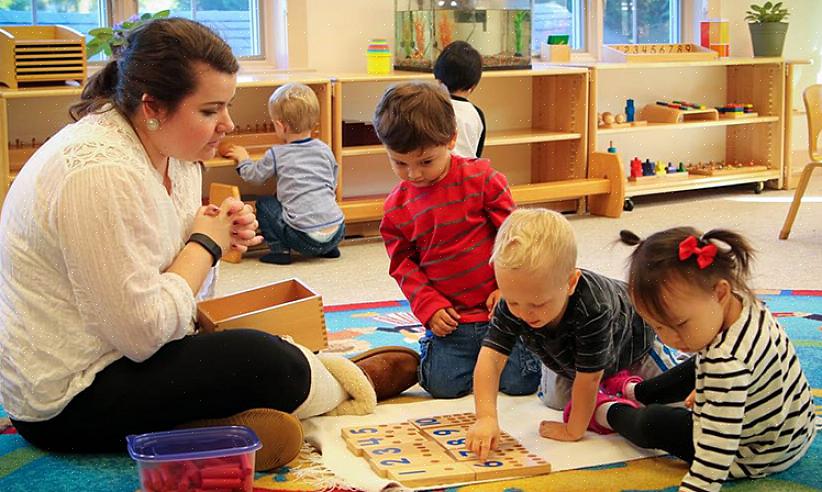 Montessori-järjestelmä opettaa lapsen lukemaan yleensä jo neljän vuoden ikäisenä