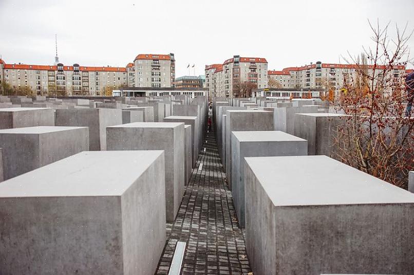 Toisen maailmansodan uhreja muistetaan edelleen holokaustin muistomerkkien kautta kaikkialla maailmassa