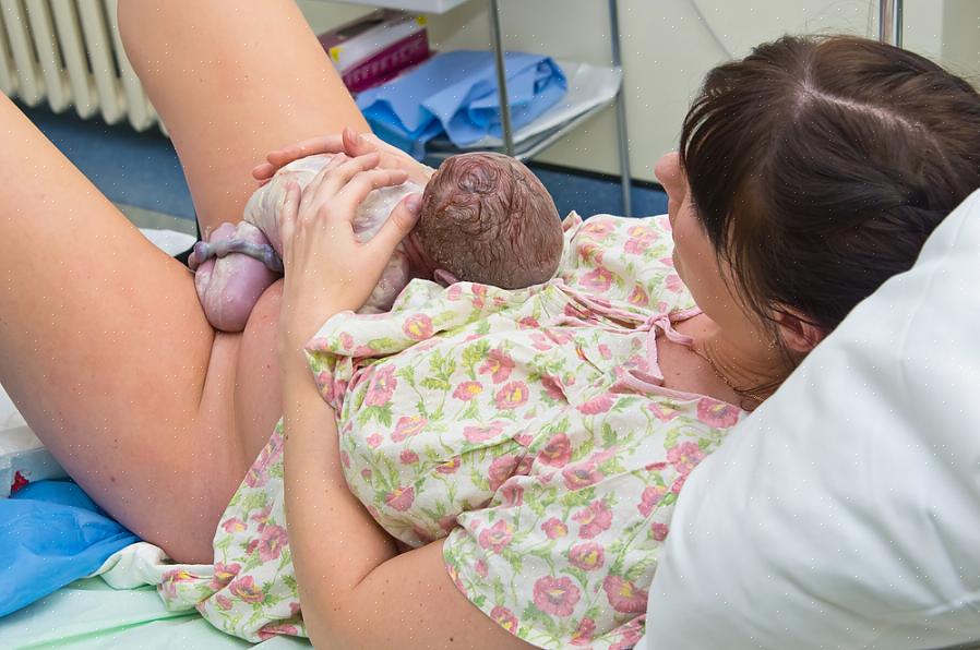 Lapsityövoiman aikana hänen on työnnettävä saadakseen lapsensa alas syntymäkanavasta ajoissa välittömän