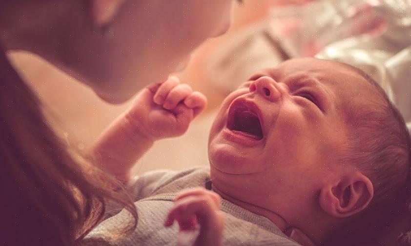 Vinkkejä itkevän lapsen rauhoittamiseen on kohdassa Kuinka rauhoittaa itkevää vauvaa