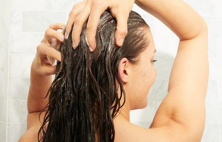 Kannattaa harkita syvän tai jätettävän hiusten hoitoaineen käyttöä
