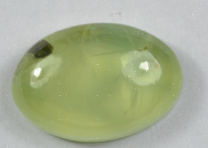 Jade voidaan valmistaa joko jadeitista tai nefriitistä