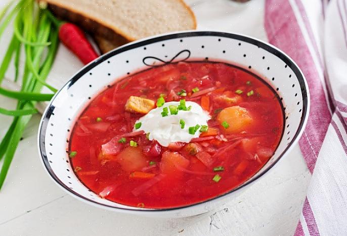 Borsch-punajuurikeiton kylmä versio on ihanteellinen tarjoilemaan kesäisin