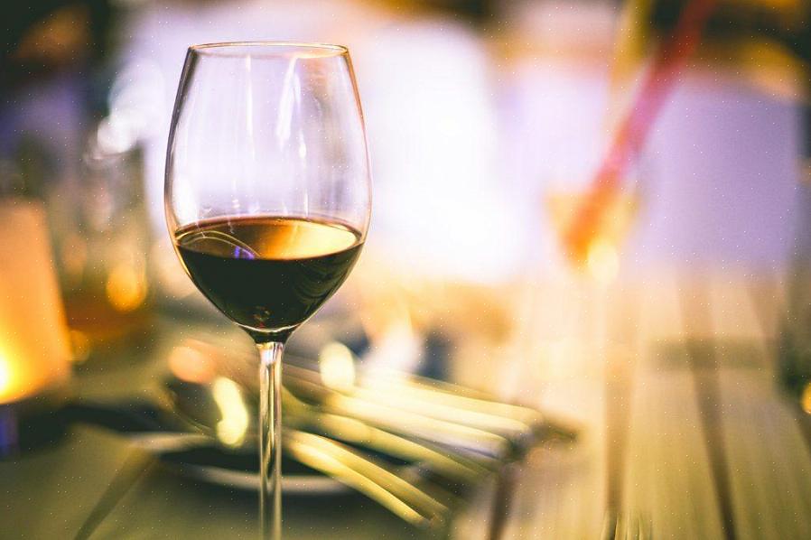 Ei ole parempaa tapaa nauttia sokeasta viinin maistelusta kuin juhlia tätä teemaa käyttäen