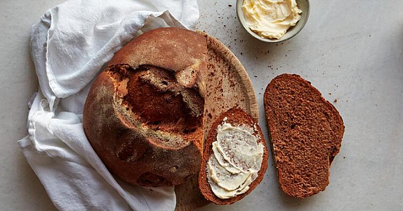 Pumpernickel on kerran karkeaksi jauhetusta ruista valmistettu leipä