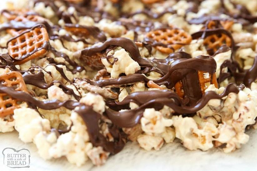 Voit kääri suklaapäällysteiset karkkisi muovikääreisiin - tai voit käyttää kelmua - suklaan säilyttämiseksi