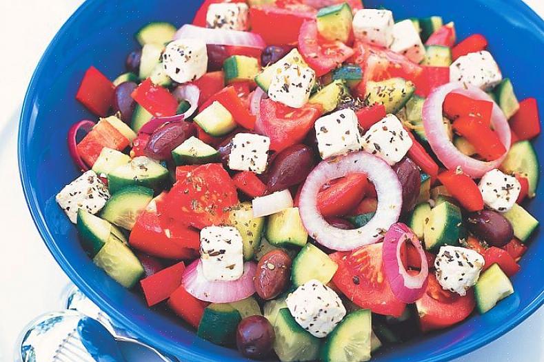 Ensimmäinen on lisätä kreikkalaista salaattikastiketta kasvisekoitukseen