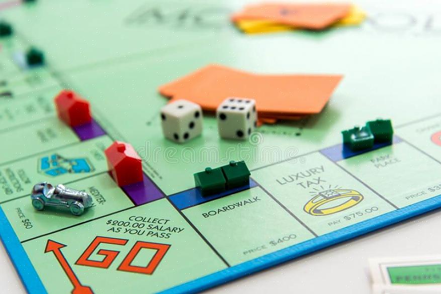 Monopolin pelaaminen yhdessä on hauska tapa viettää jännittävä yö ystävien