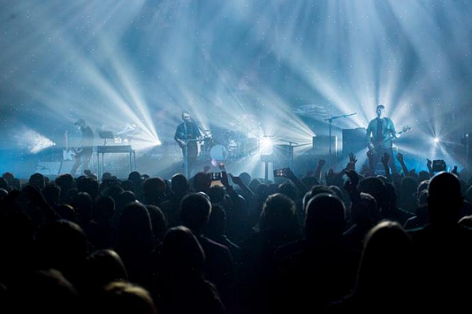 Indie-rock-konsertin lopussa bändi yleensä viipyy puhuakseen faneille