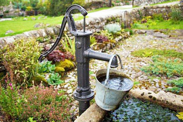 Kuinka voit asentaa käsivesipumpun suihkulähteen puutarhaan