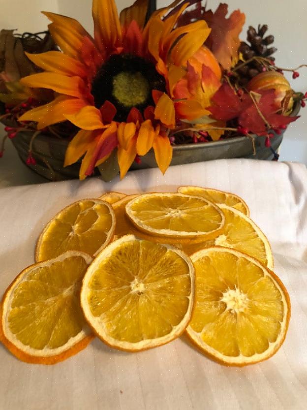Toinen tapa kuivata appelsiiniviipaleet käsityötä varten on uunisi käyttö