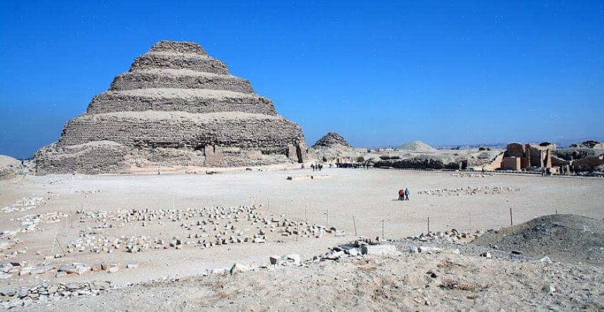 36 kuutioisella alustalla voit luoda kuusikerroksisen Saqqara-pyramidin