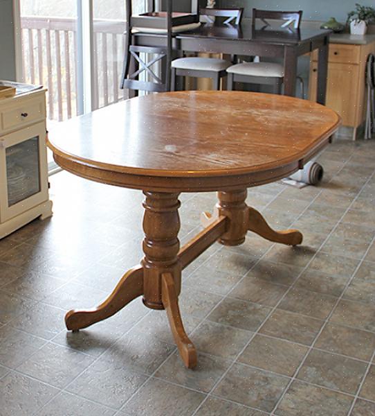 Puun maalaamisen tai tahraamisen jälkeen voit käyttää stensiilejä lisätäksesi malleja ruokasalin tuoleihin