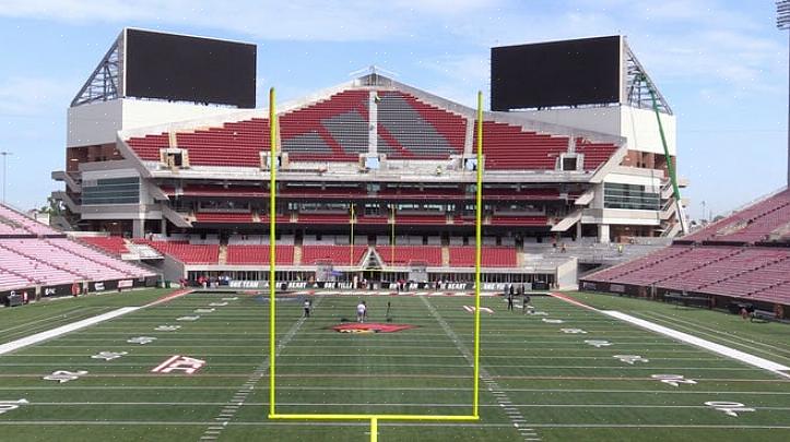 Kun hän tulee katsomaan jalkapallopeliä Papa John's Cardinal Stadiumilla Louisvillessä Kentuckyssä