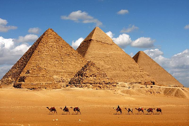 Lähellä olevia Le Meridianin pyramideja henkeäsalpaavista näkymistä pyramideille
