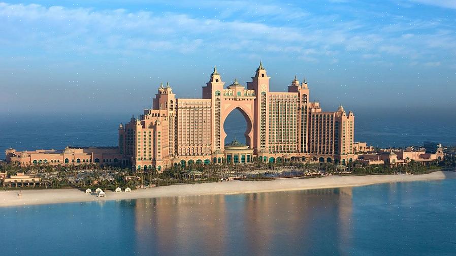Resorts puolestaan sijaitsee vain 45 minuutin päässä Dubain kansainväliseltä lentokentältä