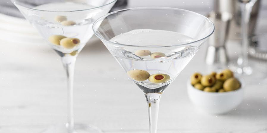 Aseta siivilä martini-ravistelijan päälle