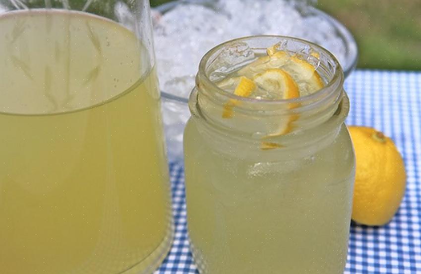 Avain täydellisen kotitekoisen limonadin valmistamiseen on aloittaa sokerisiirapilla sitruunamehun