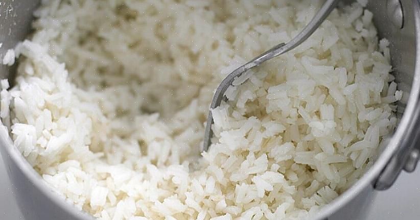 Helpoin tapa tehdä täydellistä valkoista riisiä on käyttää riisinkeittoa