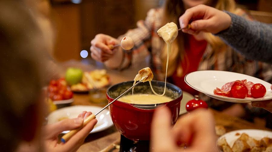 Tavallisesti juustofondueiden valmistuksessa käytettävät fondue-kattilat on valmistettu keraamisista