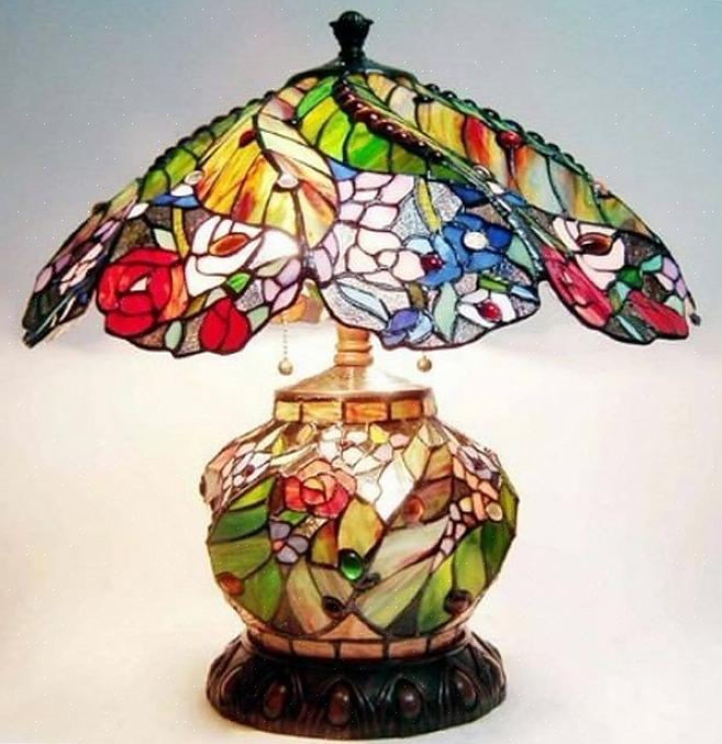 Louis Comfort Tiffany suositteli Tiffany-lamppuja 1900-luvun alussa