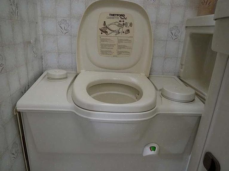 Mallista riippumatta sinun on poistettava wc-pulttien kannet