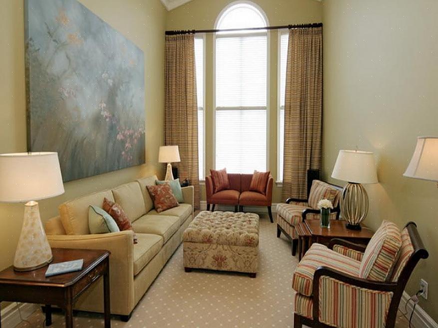 Ikkunoiden välistä seinää voidaan käyttää näyttämään joitain taide-esineitä tai mielenkiintoisia huonekaluja