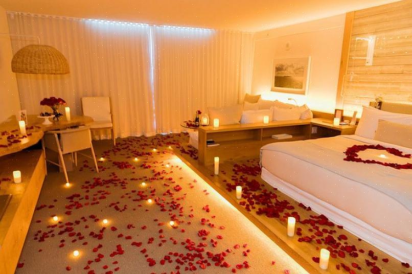 Yö romanttisessa hotellihuoneessa voi auttaa luomaan uuden kipinän suhteessasi