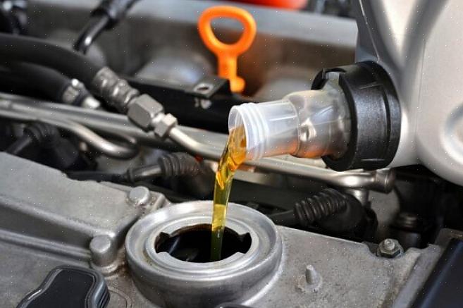 Löydä öljyn tyhjennystulppa autosi alla