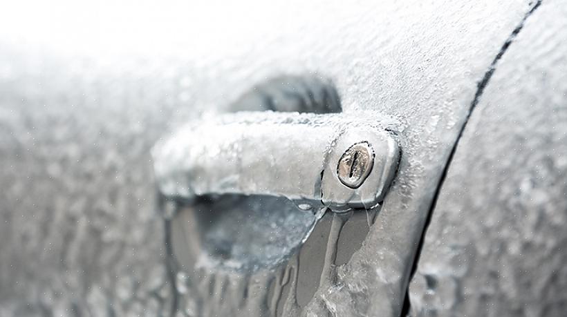 Voit myös sulattaa jäätä jäätyneestä auton ovesta käyttämällä lasinpesunestettä