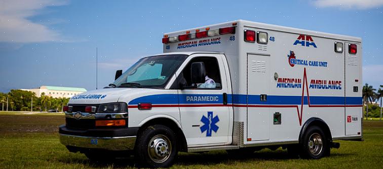 Ambulanssin hätätöihin kuuluvat ensihoitajat sekä ensihoitajat
